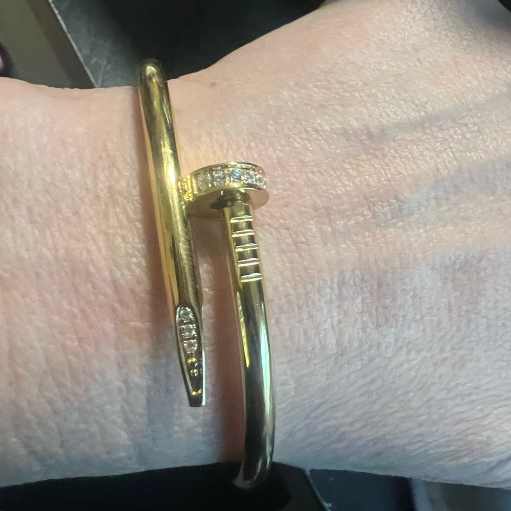 NEW FASHION GOLD NAIL BRACELET SIZE 8. NON TARNISH MATERIAL.